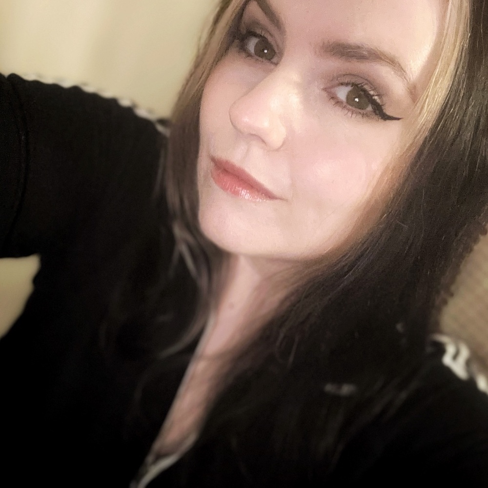 The Girl Behind The Closet! HI! ❤️